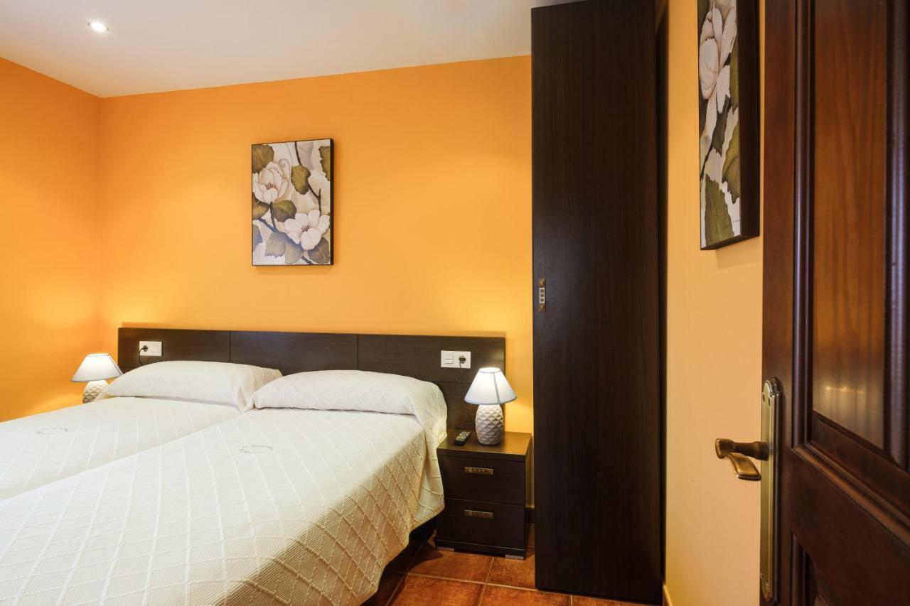 Apartamentos De Herminia Manzaneda  Buitenkant foto